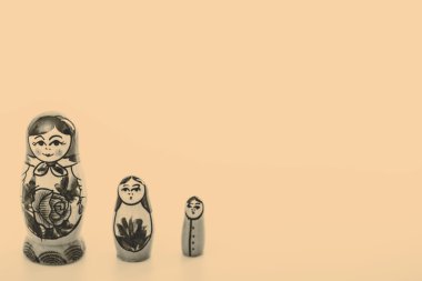 Beyaz bir arka plan üzerinde izole matryoshka Rus bebek