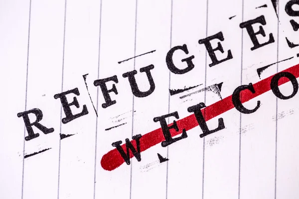 Refugees welcome strikethrough text on paper — Stock Photo, Image