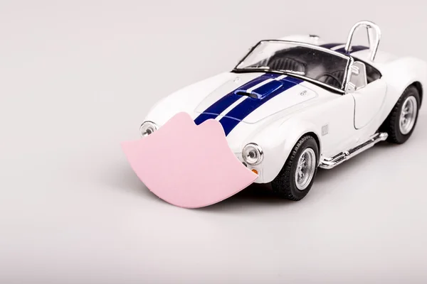 O bautiful modré a bílé auto, roadster s růžovou pusu — Stock fotografie