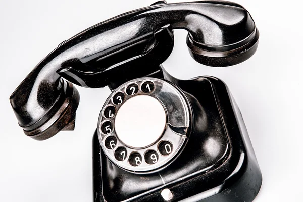 Oude zwarte telefoon met stof en krassen op witte achtergrond — Stockfoto