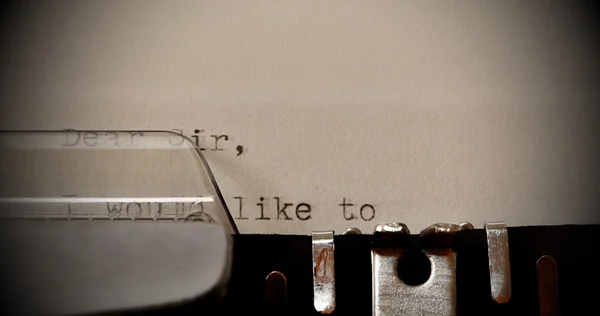 Texto Caro senhor digitado na máquina de escrever velha — Fotografia de Stock