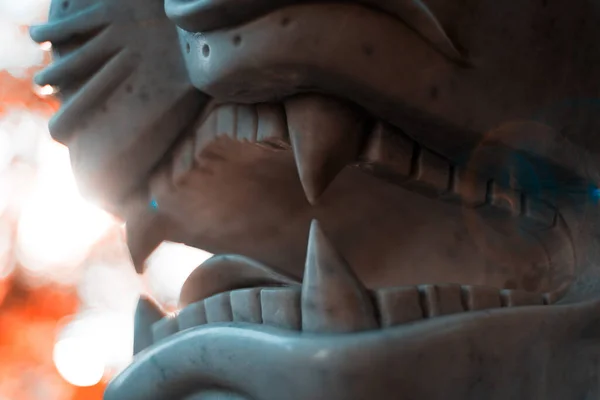 Fragmento de mandíbula y colmillos de una estatua de león hecha de mármol blanco —  Fotos de Stock