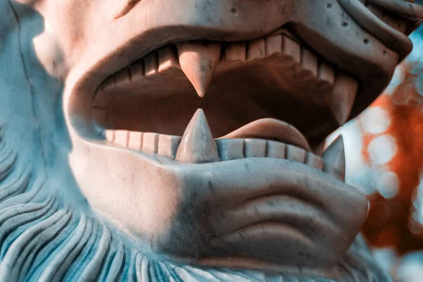 Fragmento de mandíbula y colmillos de una estatua de león hecha de mármol blanco —  Fotos de Stock