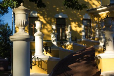 Beyaz taş kolonları olan veranda.