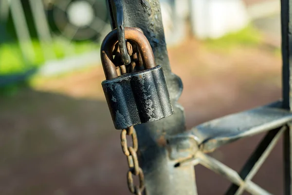 Rusty Chain met een slot op ijzeren poort — Stockfoto