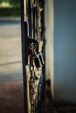 Demir kapısında kilit olan paslı zincir