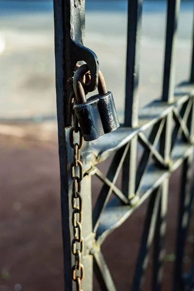 Rusty Chain met een slot op ijzeren poort — Stockfoto