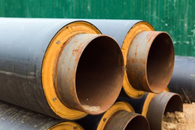 Boru hattı paslı ve yalıtılmış.