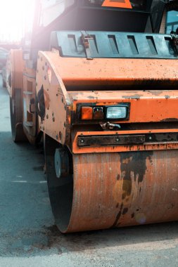 Asfalt yuvarlama makinesi.