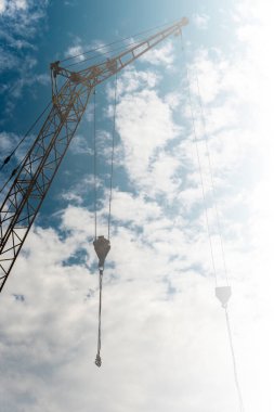 Gökyüzüne karşı inşaat vinci