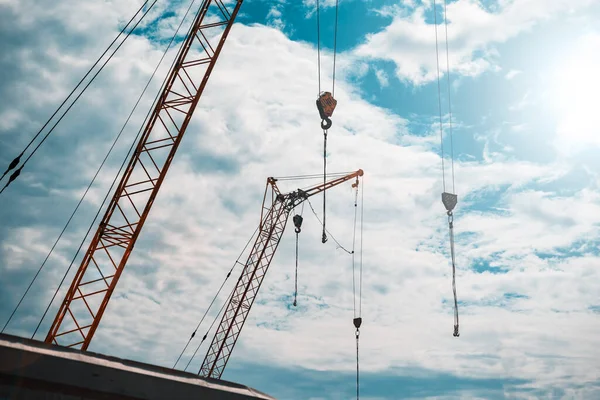 Grúa de construcción contra el cielo — Foto de Stock