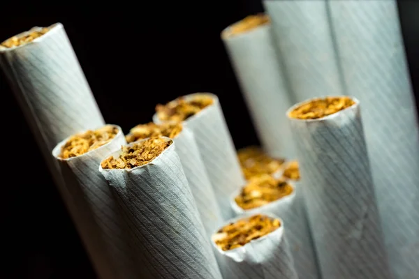 Um maço de cigarros brancos fotografado close-up — Fotografia de Stock