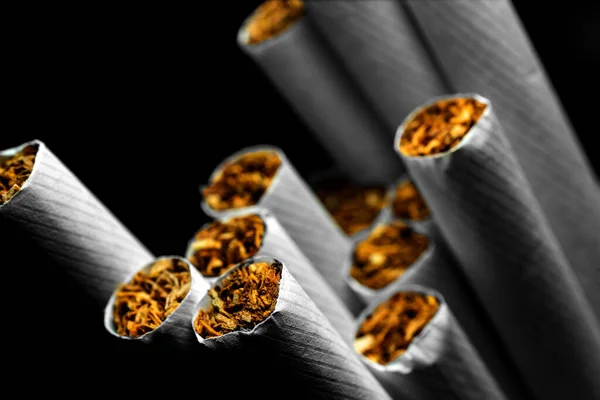 Um maço de cigarros brancos fotografado close-up — Fotografia de Stock