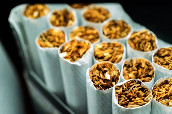 Balíček bílých cigaret vyfocených zblízka — Stock fotografie