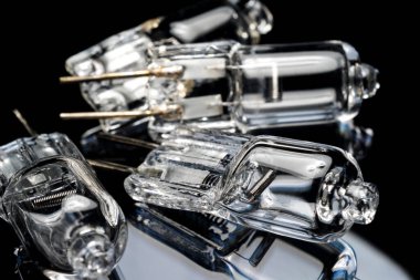 Arka planda bulanık olan birkaç halojen küçük parlak lamba.