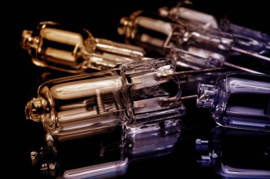 Arka planda bulanık olan birkaç halojen küçük parlak lamba.