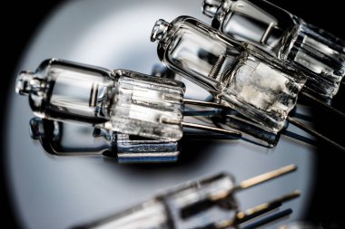 Arka planda bulanık olan birkaç halojen küçük parlak lamba.