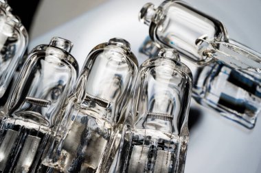 Arka planda bulanık olan birkaç halojen küçük parlak lamba.