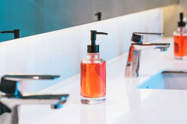 Mikrop ve bakterilerin yayılmasını önlemek ve Corona virüsünü (Covid-19) önlemek için el yıkama için turuncu sıvı sabun veya antivirüs sabunu. Yeni normal yaşam tarzı.