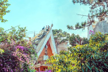 DALAT, VIETNAM. 26 Nisan 2019. Tanımlanamayan turistler 26 Nisan 2019 'da Dalat, Vietnam' daki Hang Nga Konuk Evi 'ne ziyarete geliyor. Vietnamlı kadın mimar Dang Viet Nga tarafından tasarlandı ve inşa edildi.