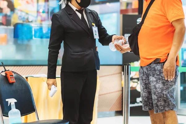 Mano Cliente Espera Una Gota Gel Alcohol Guardia Seguridad Femenina — Foto de Stock