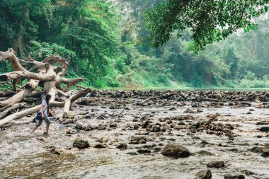 RATCHABURI THAILAND-JANUARY 19. 2020: Ratchaburi Tayland 'da 19 Ocak 2020' de Ohpoi Market 'te kimliği belirsiz insanlar ziyarete, dinlenmeye ve yüzmeye geliyor.
