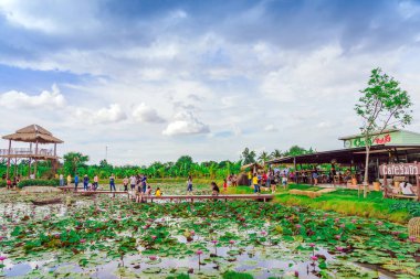 KANCHANABURI THAILAND - 17 Temmuz 2019 'da Tayland' ın Kanchanaburi kentindeki Rimbua Cafe 'ye kimliği belirsiz turistler ziyarete geldi..