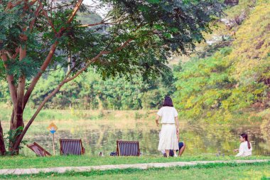 KANCHANABURI THAILAND - 11 Ocak: Kimliği belirlenemeyen insanlar 11 Ocak 2020 'de Kanchanaburi, Tayland' daki Mulberry Mellow 'da fotoğraf çekmek ve rahatlamak için geliyorlar.