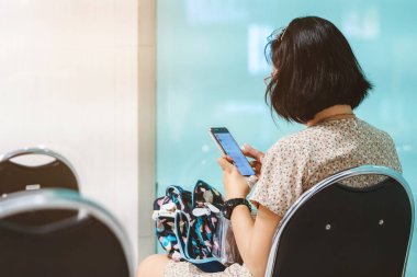 Coronavirus (Covid-19) nedeniyle bir kadının yemek siparişi vermesi ve alışveriş merkezinin kapanışını beklemesi, restoranların yemek için beklemeye sosyal mesafelere sandalye koyması..