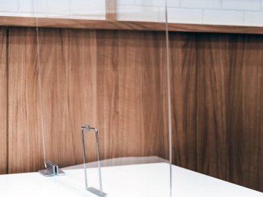 Restorandaki Corona Virüsü (Covid 19) salgınını önlemek için sosyal mesafeyi korumak amacıyla birbirlerinden açık ekran bölünmesi. Sosyal mesafe. Yeni normal yaşam tarzı. Seçici odak.