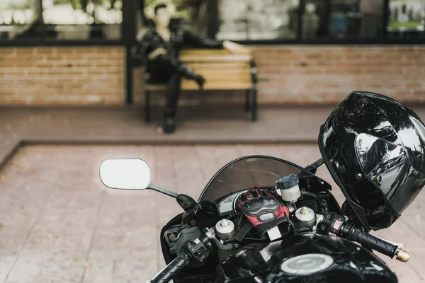 Sepeda Motor Yang Diparkir Depan Kedai Kopi — Stok Foto