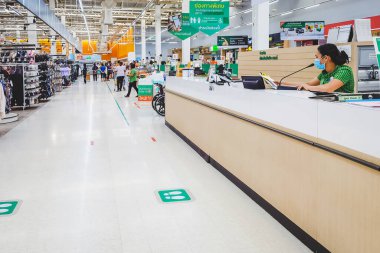 KANCHANABURI, THAILAND - 27 Temmuz 2020: Tesco Lotus Süpermarketindeki resepsiyon gişesinin önünde Corona virüsünü (Covid-19) önlemek için burada dur..