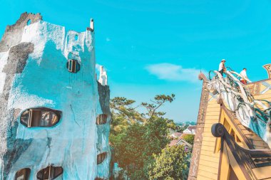 DALAT, VIETNAM. 26 Nisan 2019. Tanımlanamayan turistler 26 Nisan 2019 'da Dalat, Vietnam' daki Hang Nga Konuk Evi 'ne ziyarete geliyor. Vietnamlı kadın mimar Dang Viet Nga tarafından tasarlandı ve inşa edildi.