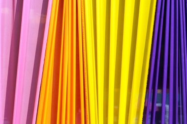 Güneydoğu Asya 'daki Budist törenleri için dekore edilmiş çok renkli güzel perdeler. Kumaş rengi ve doku örnekleri. Renkli perdelerin arkaplanı pürüzsüz bir şekilde birbirine asılır..