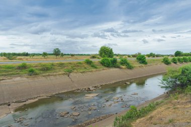 Beton duvardaki sulama kanalları su rezervuarından Tayland 'ın yağmur mevsiminde kuruyan çiftçinin tarım alanına su gönderir. Tarım sektöründe çevre felaketi