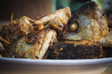 Tayland 'da basit bir köy yemeği için kızarmış balık kafaları.
