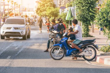Taylandlılar Kanchanaburi, Tayland 'da birbirlerine su atarak Songkran' ı kutluyorlar..