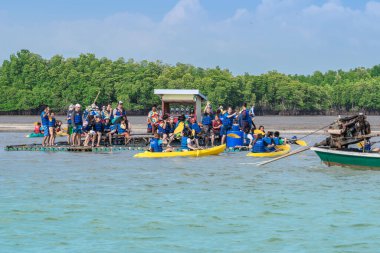 CHANTHABURI, THAILAND: 15 Nisan 2019 Kimliği belirsiz turistler 15 Nisan 2019 'da Bang Chan (Topraksız Köy), Chanthaburi, Tayland