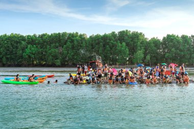 CHANTHABURI, THAILAND: 15 Nisan 2019 Kimliği belirsiz turistler 15 Nisan 2019 'da Bang Chan (Topraksız Köy), Chanthaburi, Tayland