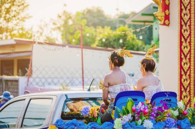 Geleneksel giyinmiş güzel bir kadın 