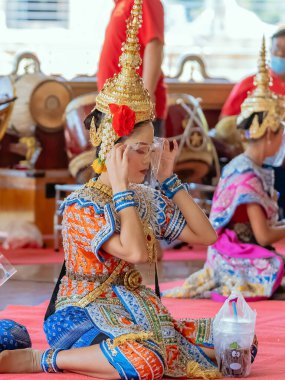 NAKHONPATHOM, THAILAND-FEBRUARY 14. 2021: KoronaVirüs 'ün (Covid-19) PraaHoo' ya sunulmasını önlemek için geleneksel Tayland dansı