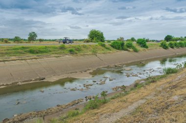 Beton duvardaki sulama kanalı ya da sulama kanalı çiftçinin tarımsal alanına su gönderin.