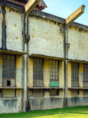 İkinci Dünya Savaşı sırasında kağıt ve banknot üretirken kullanılan eski kağıt fabrikası Kanchanaburi, Tayland 'da yeni bir halk gösterisine dönüştü. (Turizmle Kültürel Ekonomi) Tarihi binalar.