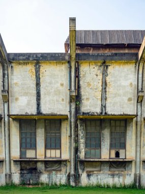 İkinci Dünya Savaşı sırasında kağıt ve banknot üretirken kullanılan eski kağıt fabrikası Kanchanaburi, Tayland 'da yeni bir halk gösterisine dönüştü. (Turizmle Kültürel Ekonomi) Tarihi binalar.