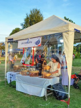 KANCHANABURI, THAILAND - 12 Eylül 2020: Kimliği belirsiz insanlar eski kağıt fabrikasında Covid 19 salgını sırasında yerel marketlerde alışveriş yapmak için yüz maskesi takarak mikroplardan korunuyor.