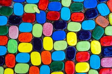 Bahçede dekore edilmiş seramik seramik seramik parçaların üst görüntüsü. Döşeme döşemesi desenli. Sokak mozaik kaldırım taşı. Yerdeki seramik fayansların soyut, arkaplan ve desenleri.