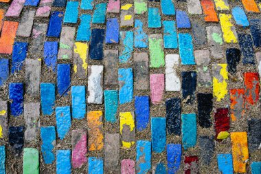 Bahçede dekore edilmiş seramik seramik seramik parçaların üst görüntüsü. Döşeme döşemesi desenli. Sokak mozaik kaldırım taşı. Yerdeki seramik fayansların soyut, arkaplan ve desenleri.