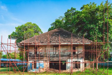 İkinci Dünya Savaşı sırasında kağıt ve banknot üretirken kullanılan eski kağıt fabrikası Kanchanaburi, Tayland 'da yeni bir halk gösterisine dönüştü. (Turizmle Kültürel Ekonomi) Tarihi binalar.