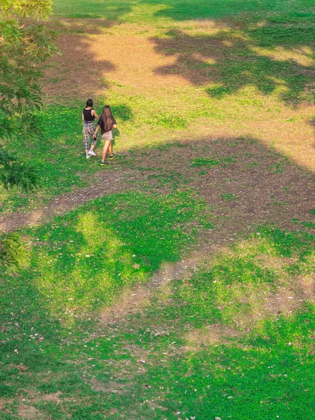 Rückansicht Asiatischer Frauen Die Seite Seite Durch Den Grünen Garten — Stockfoto