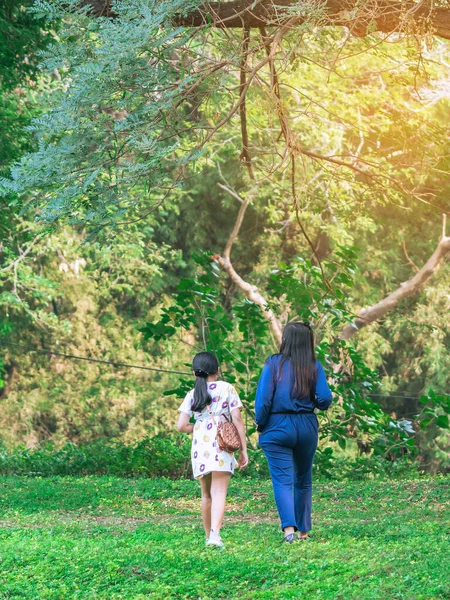 Asyalı Anne Kızının Yeşil Bahçeden Geçişi Anne Kızı Parkta Birlikte — Stok fotoğraf